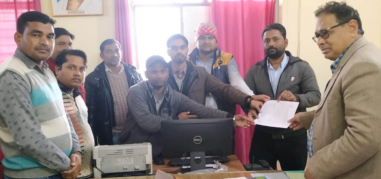 Electricity workers' organizations raging over the murder of JE in Mathura