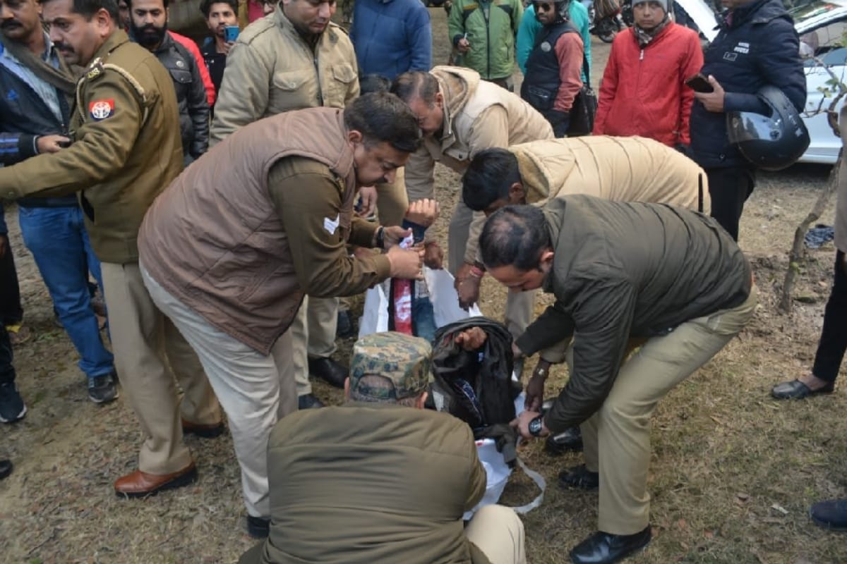 one died in an accident after a car collided with a pole in Meerut abu lane market