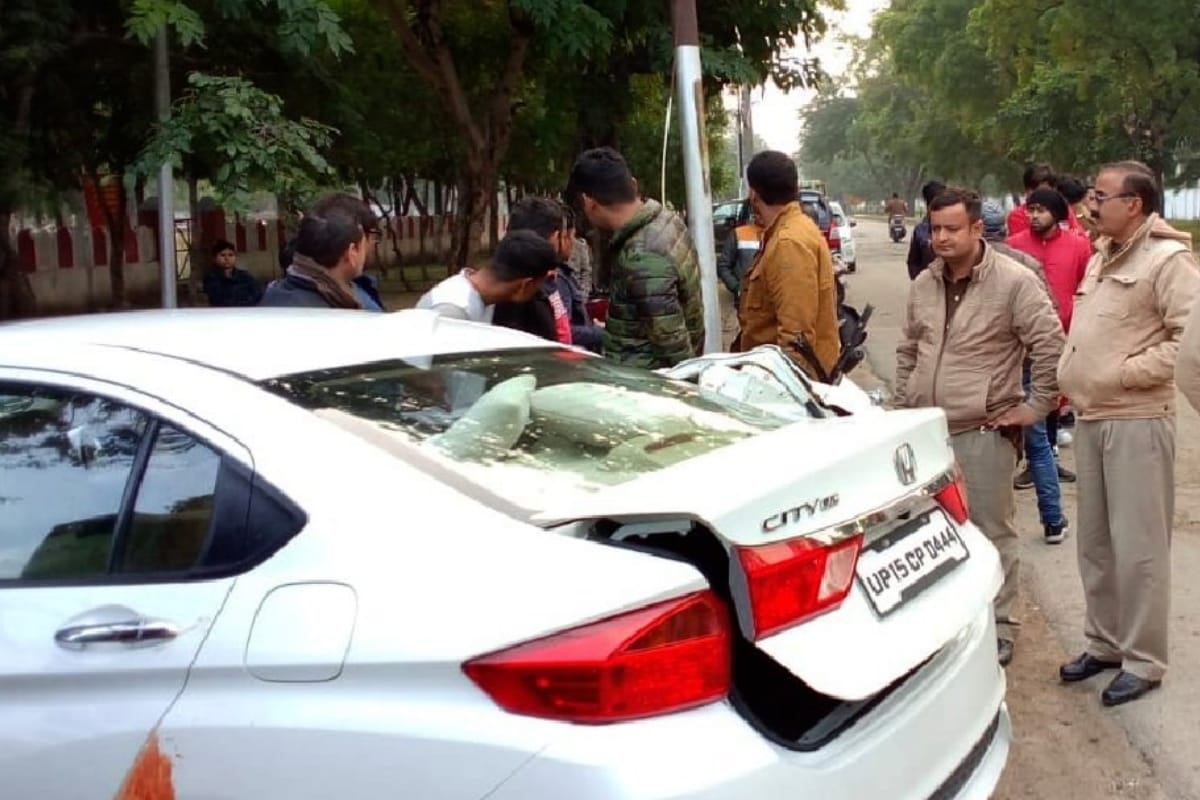 one died in an accident after a car collided with a pole in Meerut abu lane market