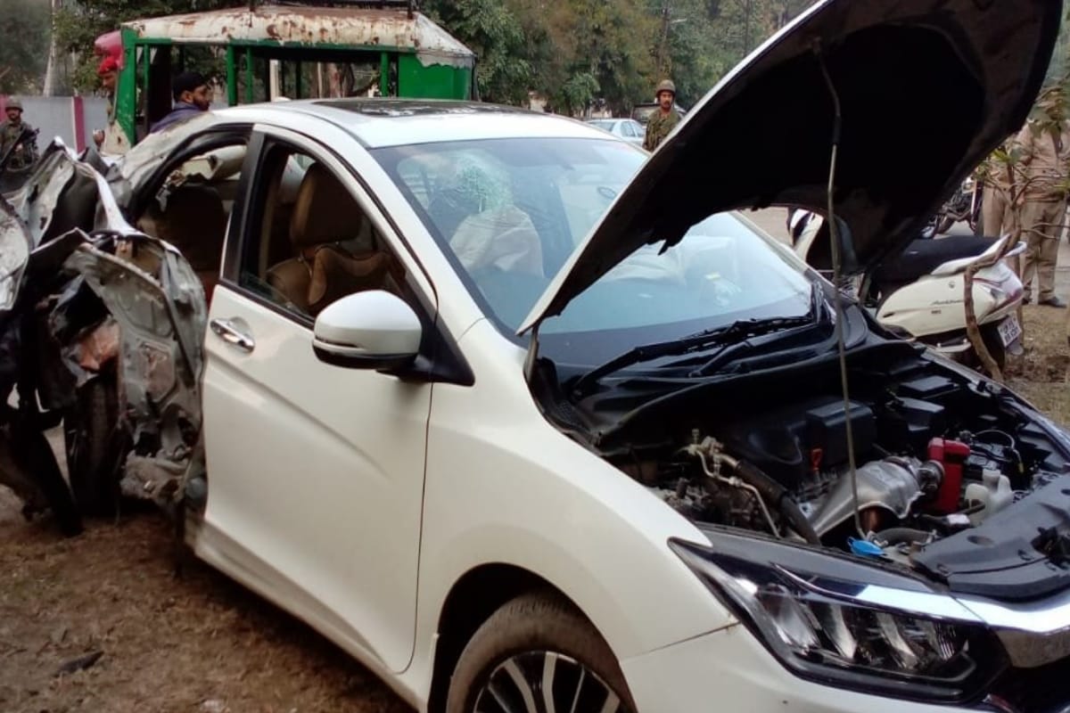 one died in an accident after a car collided with a pole in Meerut abu lane market