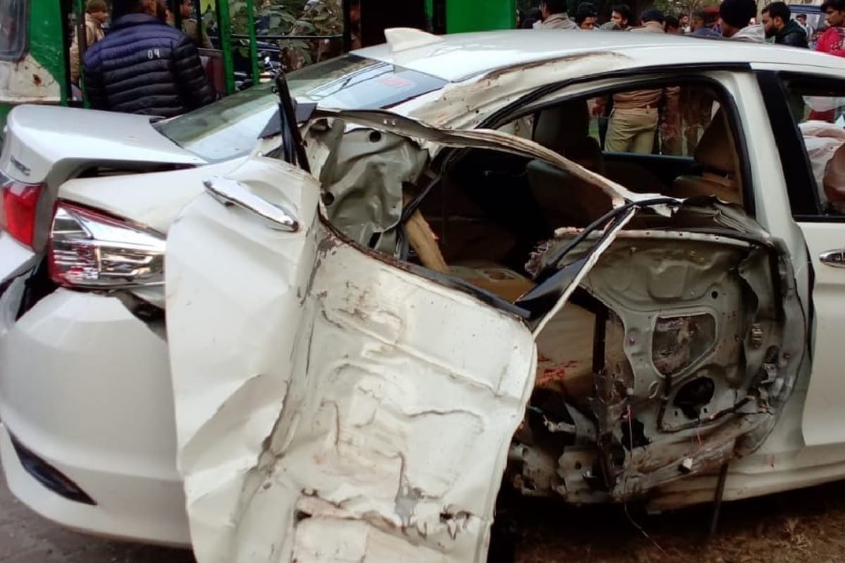 one died in an accident after a car collided with a pole in Meerut abu lane market