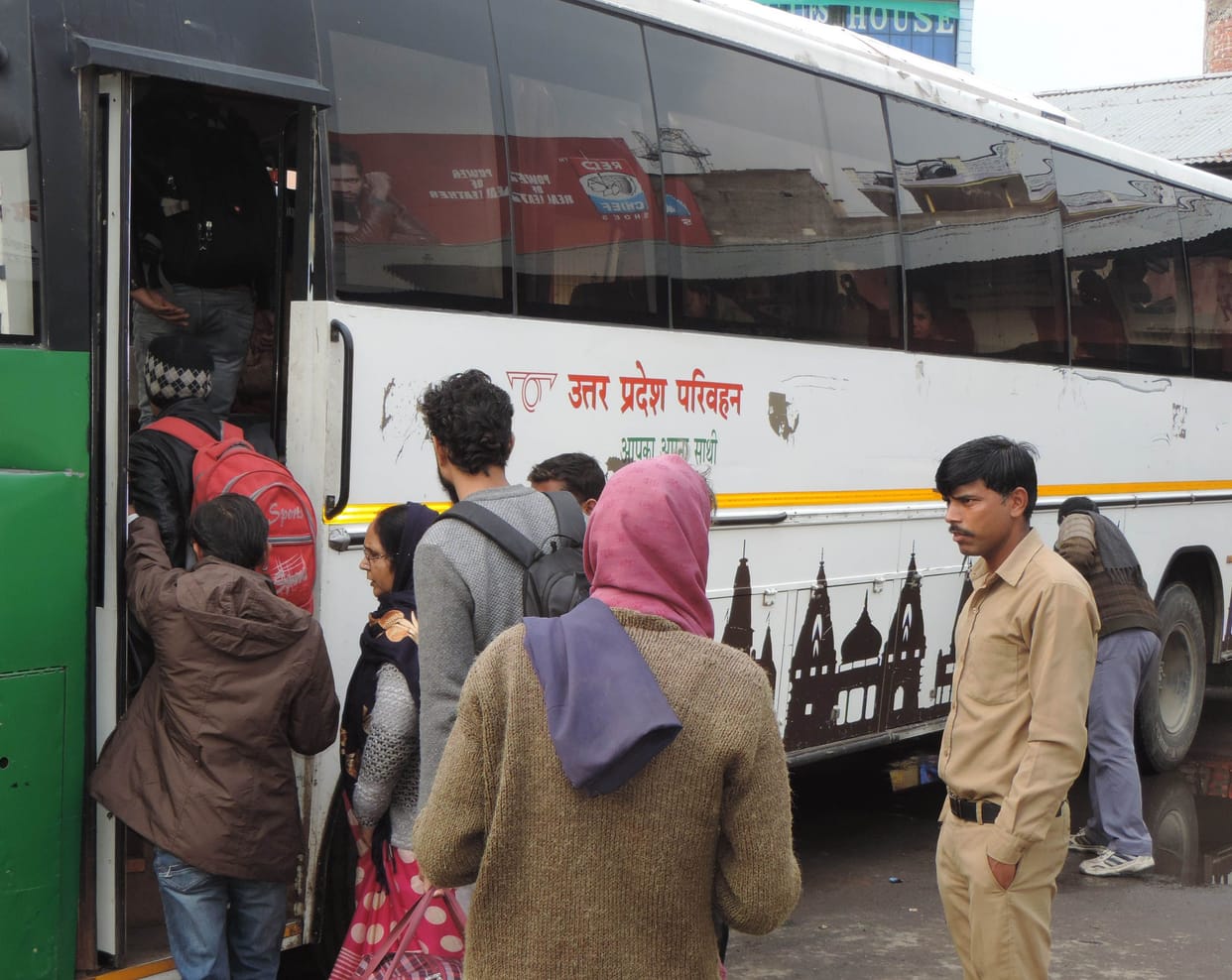chhah dinon mein rodavej ko hua 1.76 laakh ka phaayada, avaidh bason ke sanchaalan par rok se raajasv badha