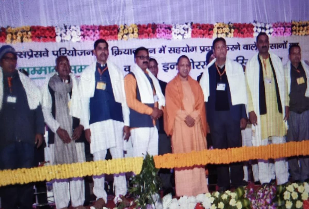 CM Yogi Adityanath honored farmers latest photos in gorakhpur