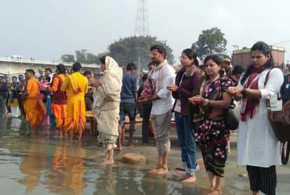 प्रतिनिधिमंडल के सदस्यों ने सरयू में की आरती।