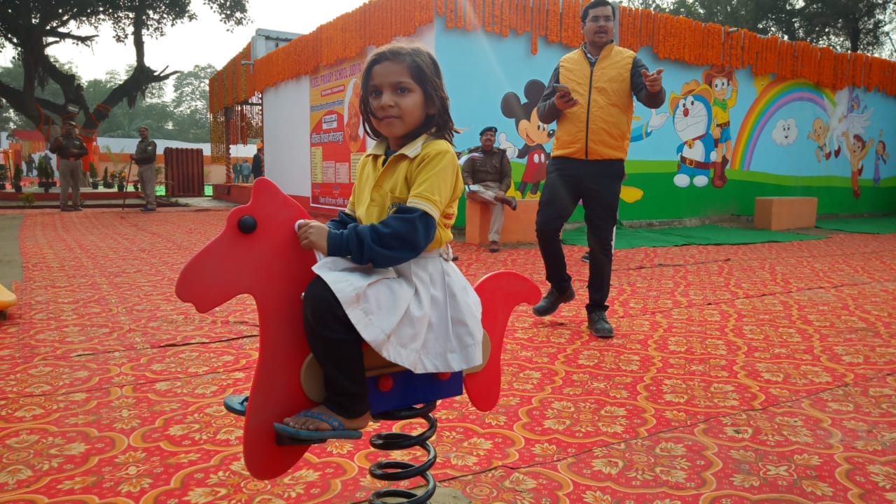 CM yogi adityanath inaugurate primary school photo in gorakhpur