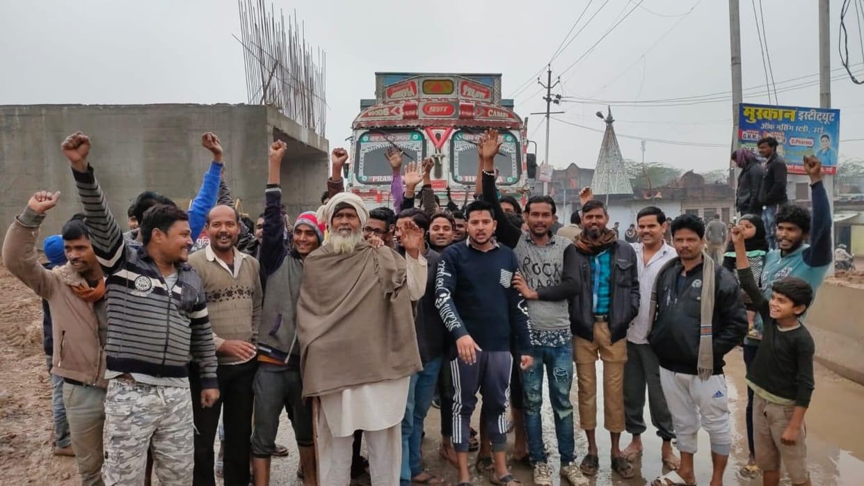 People angry with waterlogging blocked the highway