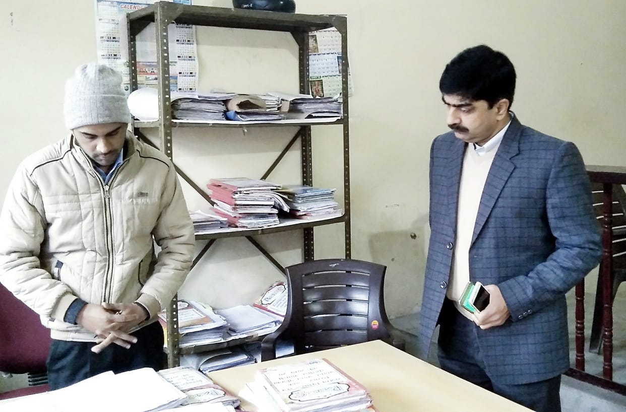 DM reprimands the Tehsildar for being late
