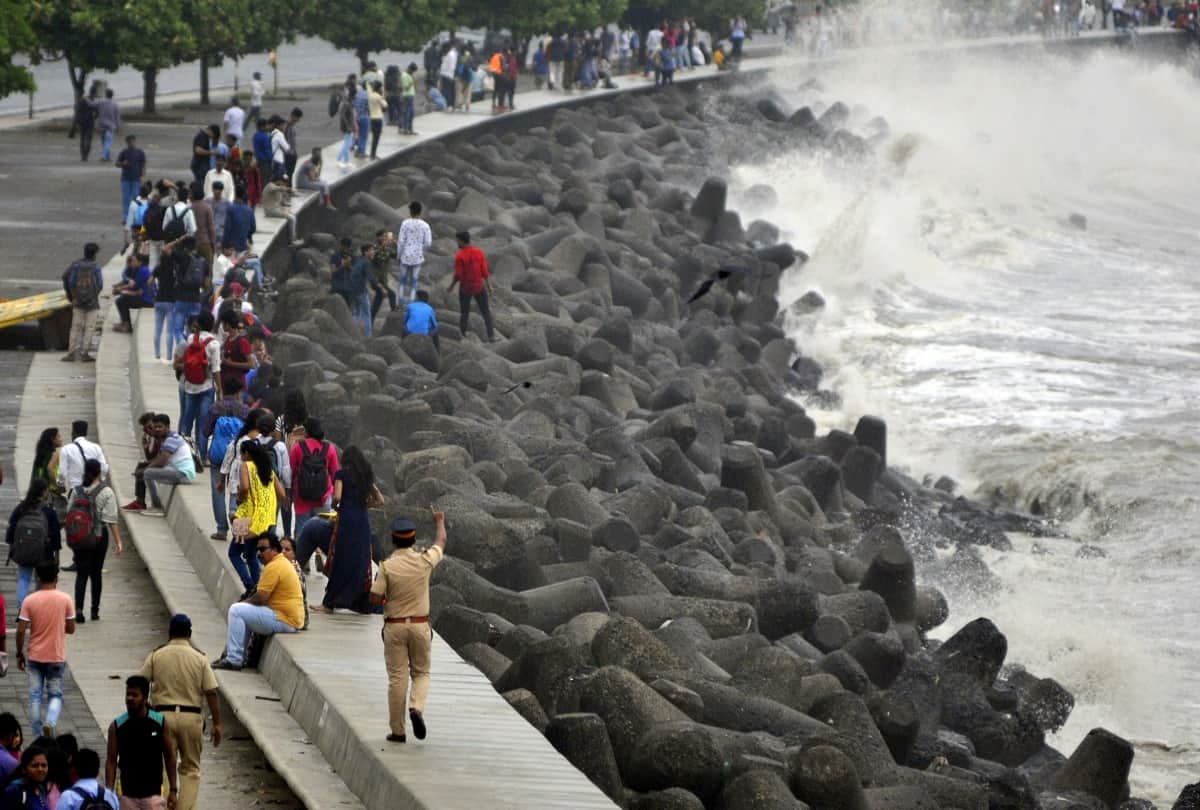 Interesting facts about Marine Drive Mumbai best Places to Visit in Mumbai things to do