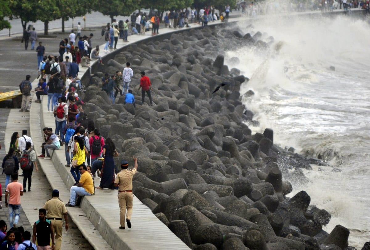 Interesting facts about Marine Drive Mumbai best Places to Visit in Mumbai things to do
