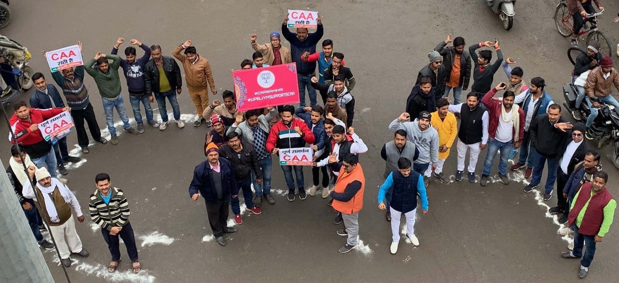 human chain for CAA support in pratapgarh