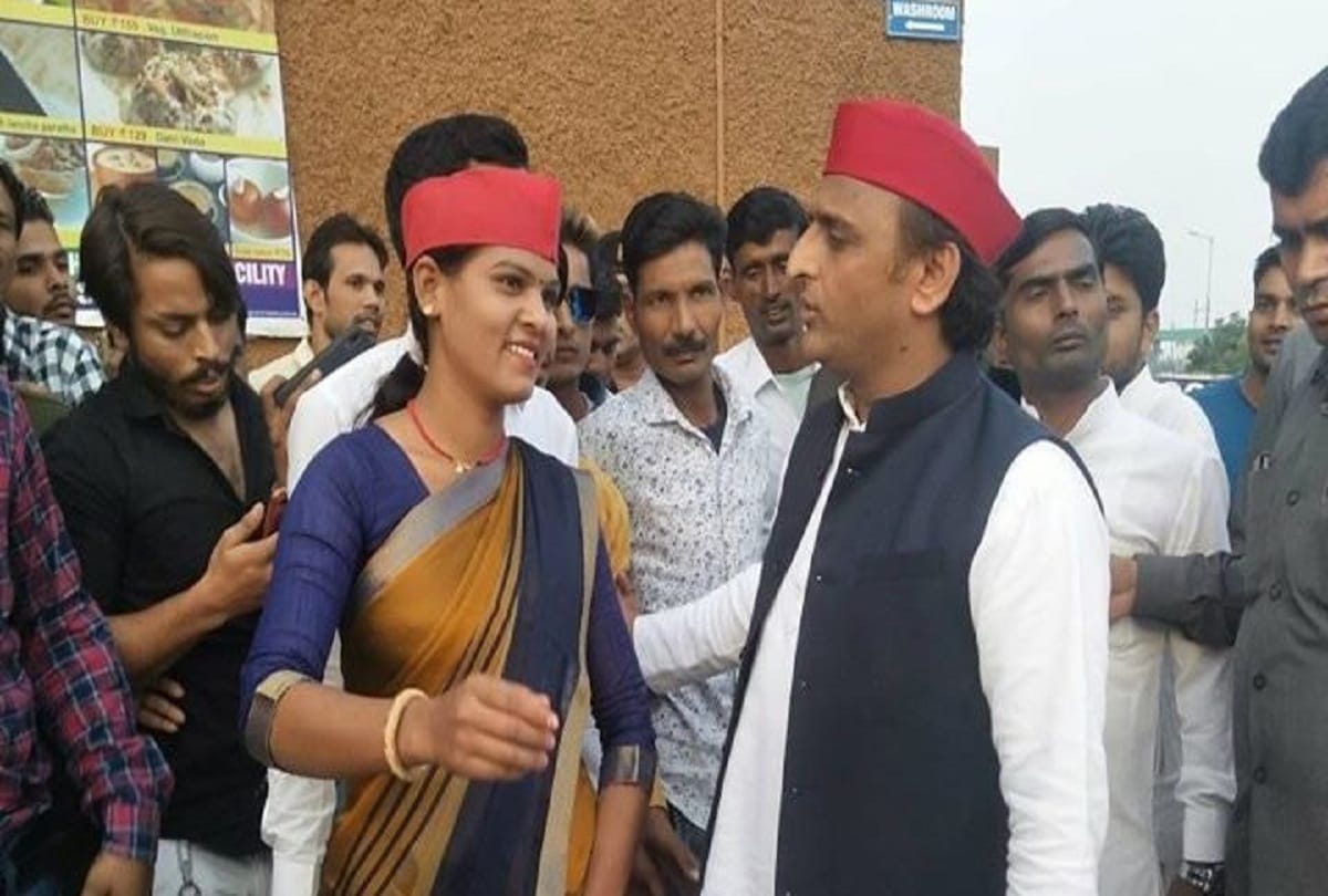 Akhilesh called the DM, said to free the land of the villagers from the possession of land mafia's