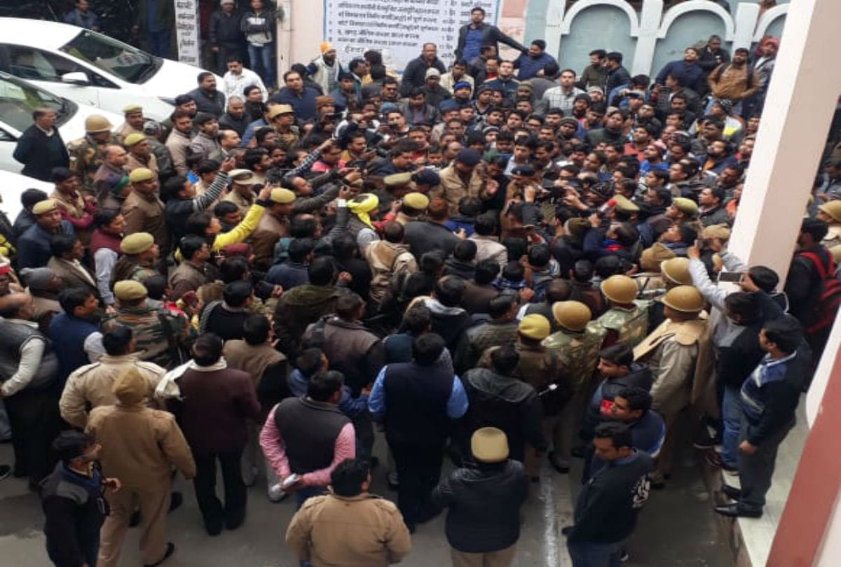 electricity department protest over Je murder case in mathura