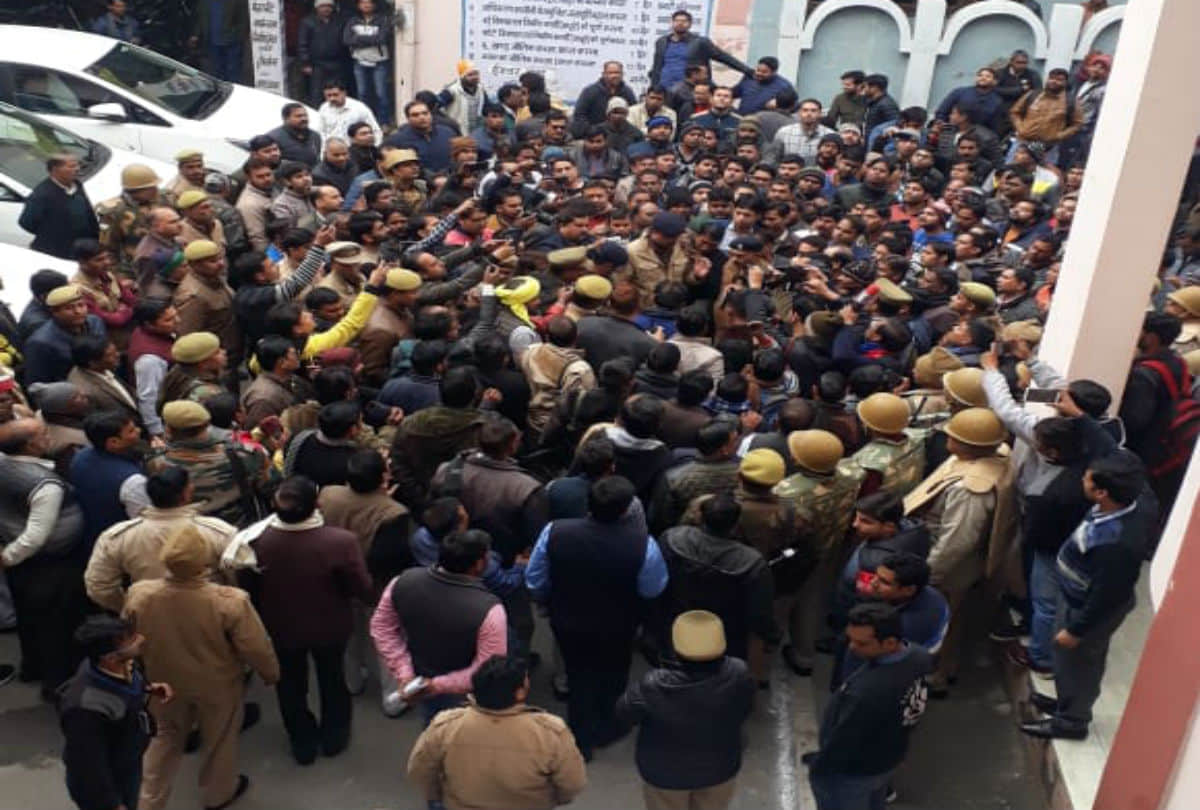 electricity department employees boycott the works protest against JE murder case in mathura