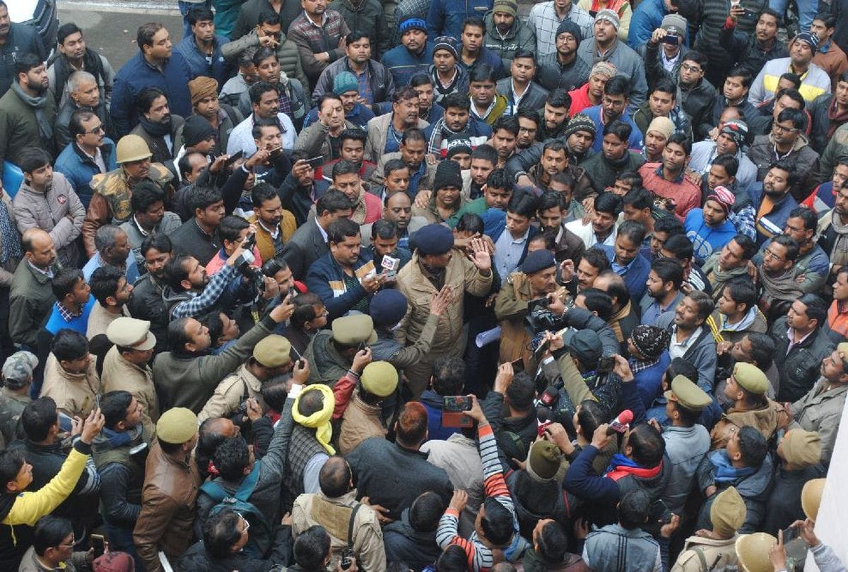 electricity department employees boycott the works protest against JE murder case in mathura