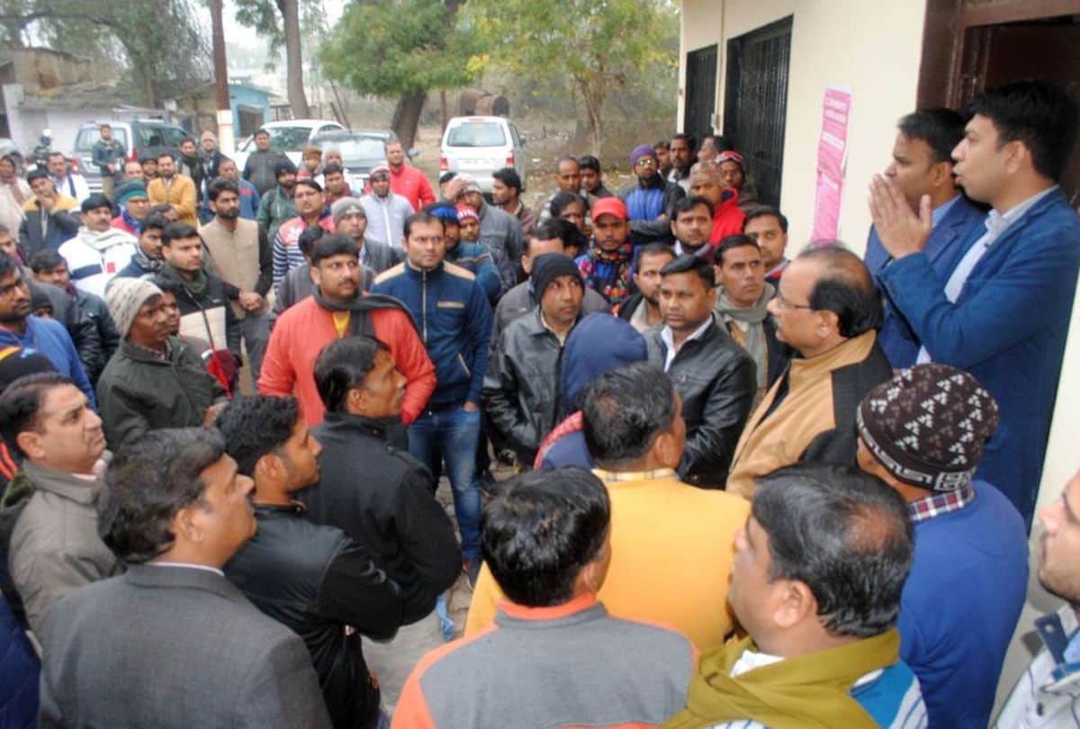 electricity department employees boycott the works protest against JE murder case in mathura