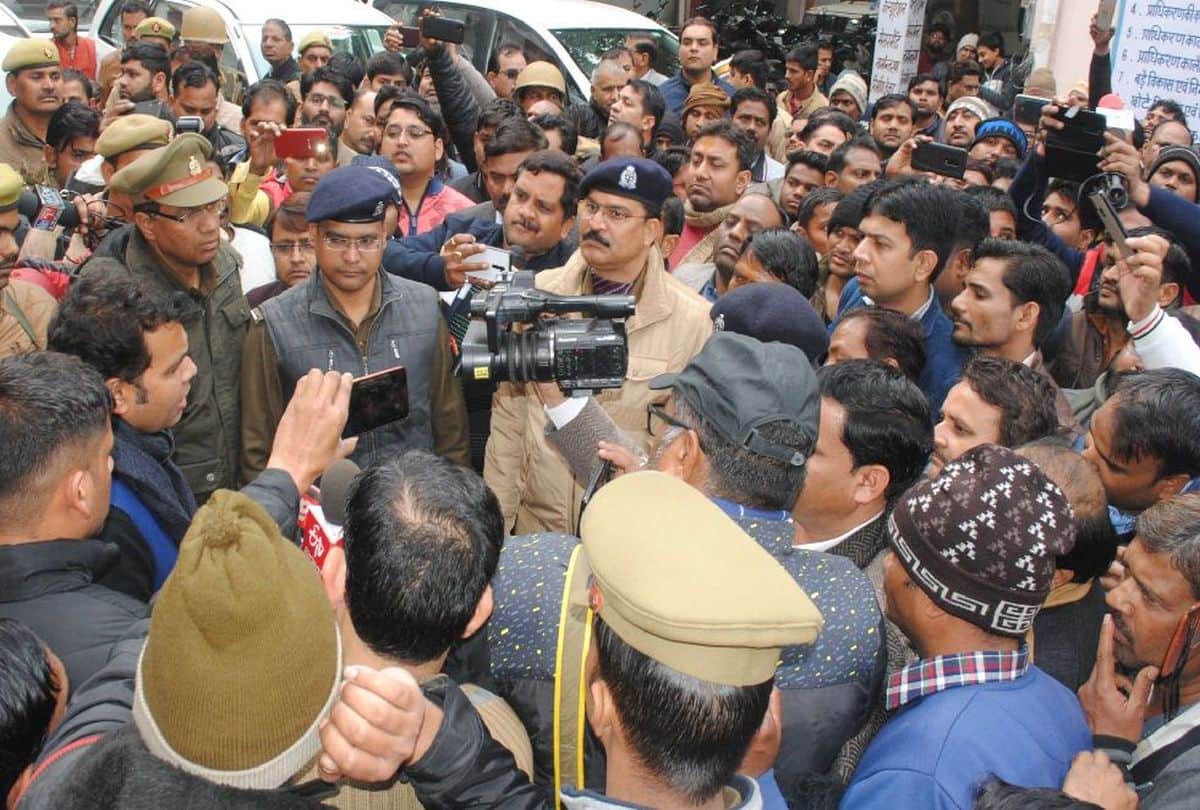 electricity department employees boycott the works protest against JE murder case in mathura