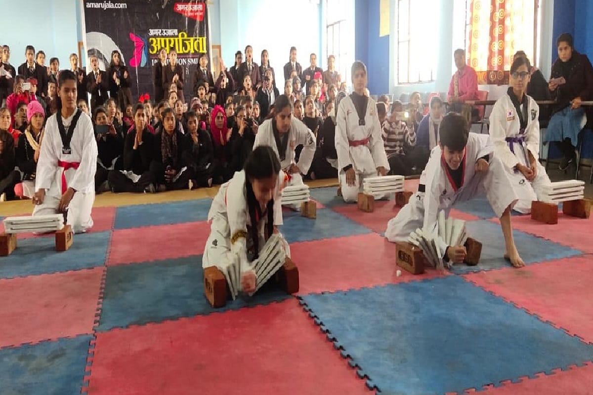 Amar Ujala Aparajita, Taekwondo experts have given self-defense tips to students