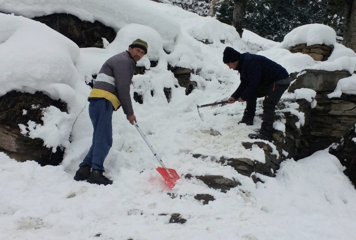 Himachal in cold wave, heavy snowfall on peaks, 186 roads blocked
