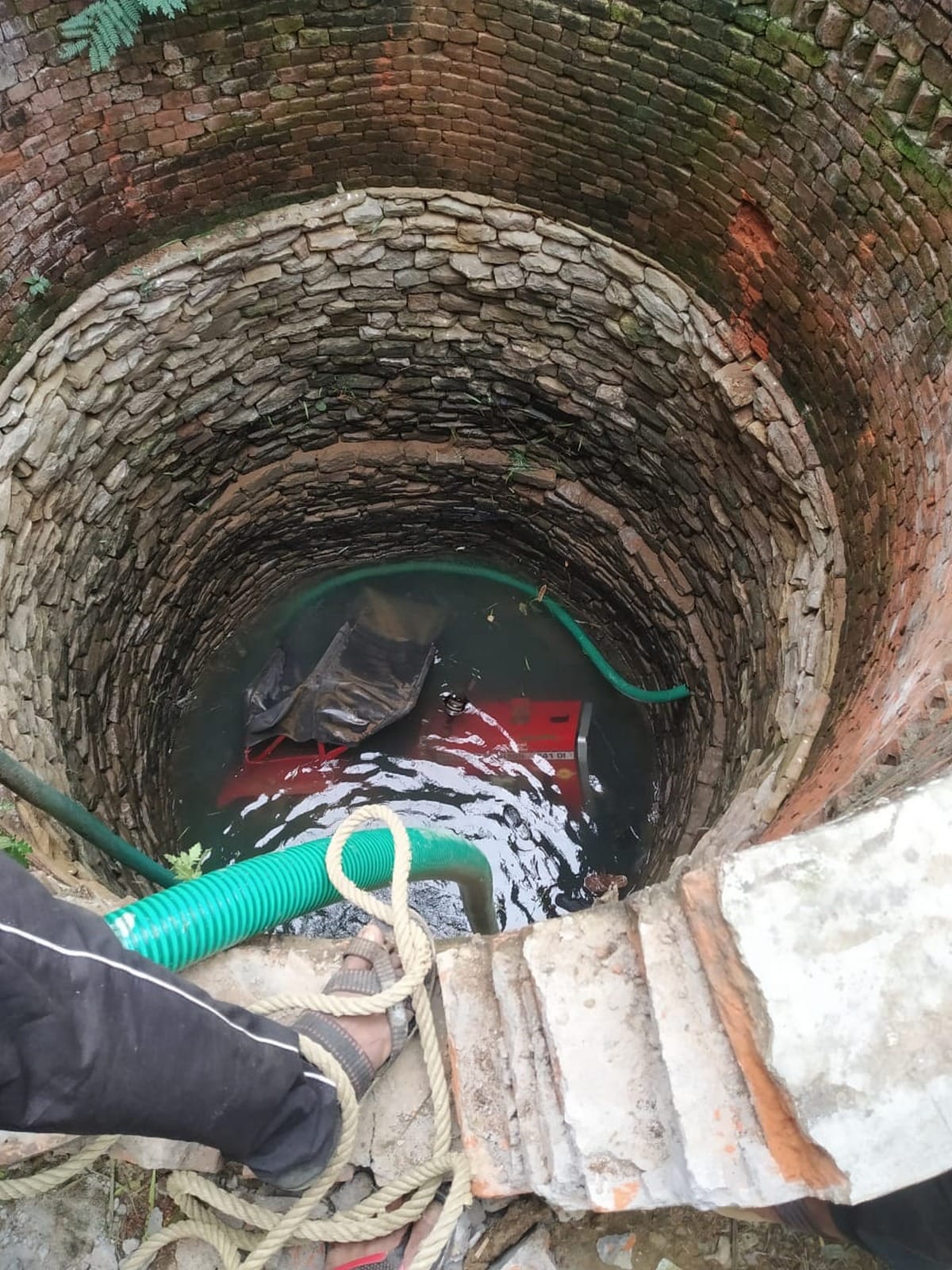 UP: Driver fell in well with tractor, villagers are trying to take out
