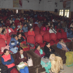 महात्मा गांधी काशी विधापीठ के गांधी अध्ययन पीठ में फिल्म फेस्टिवल देखते लोग।