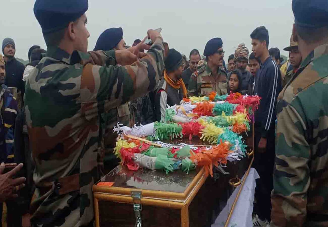 dead body of martyrs dharmendra reached his village ghatampur