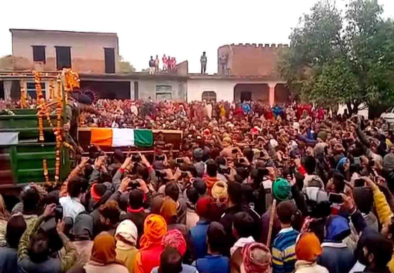 dead body of martyrs dharmendra reached his village ghatampur