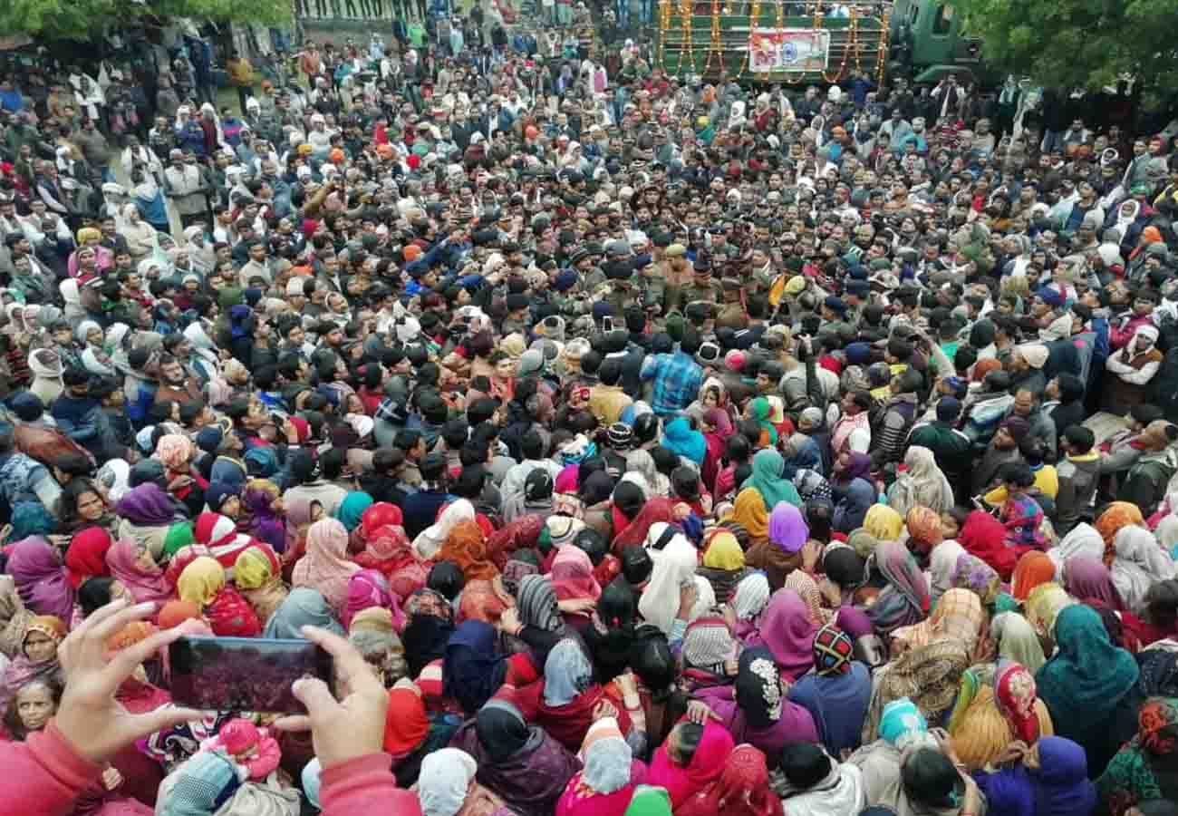 dead body of martyrs dharmendra reached his village ghatampur