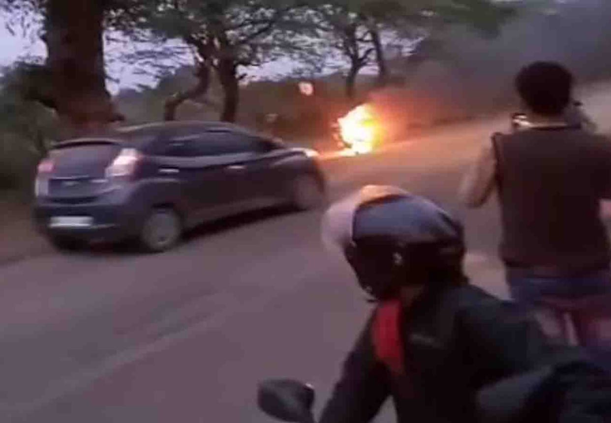 fire in a moving bike in mahoba