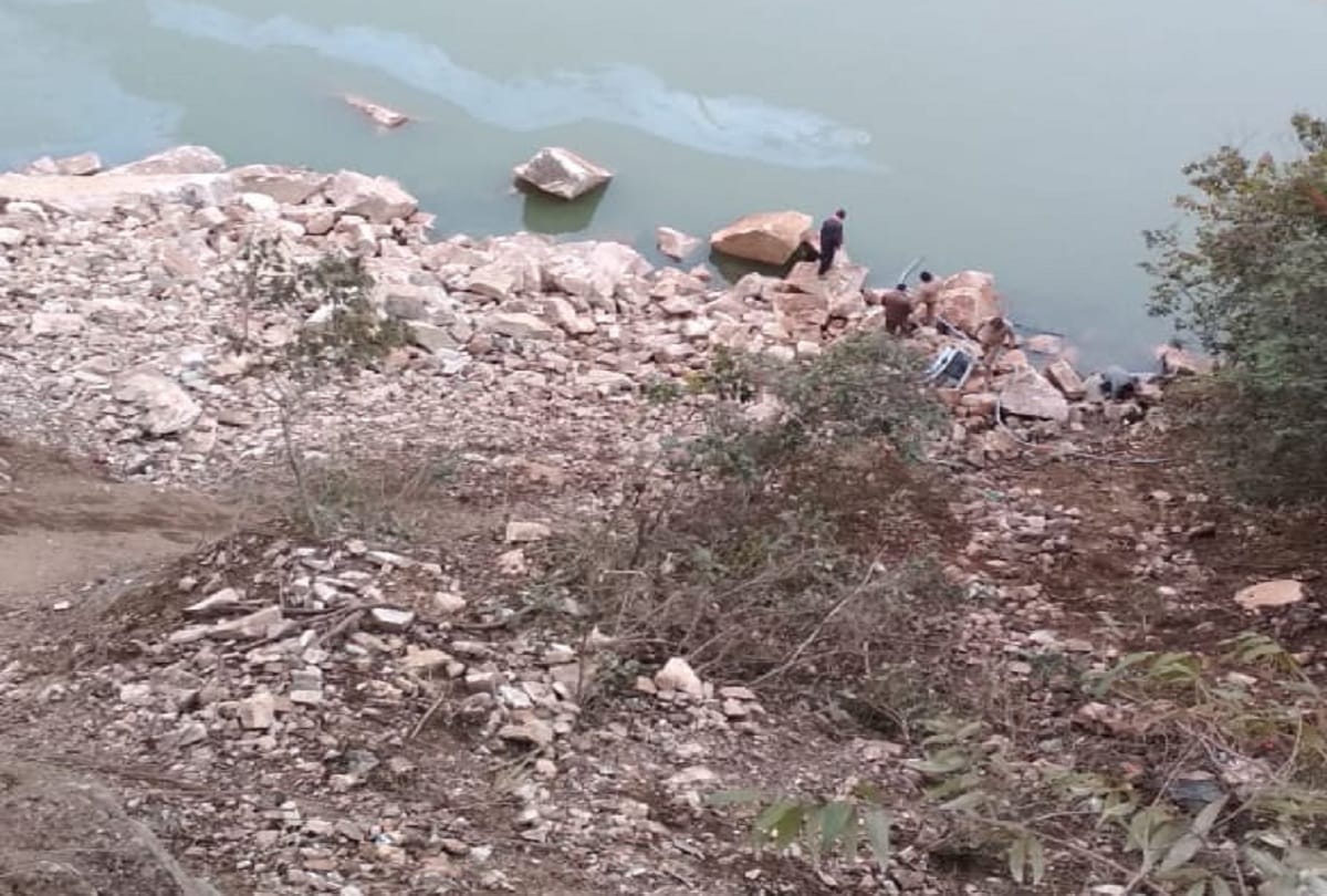 jammu and kashmir four people of same family missing after Car fell in Chenab river in Ramban