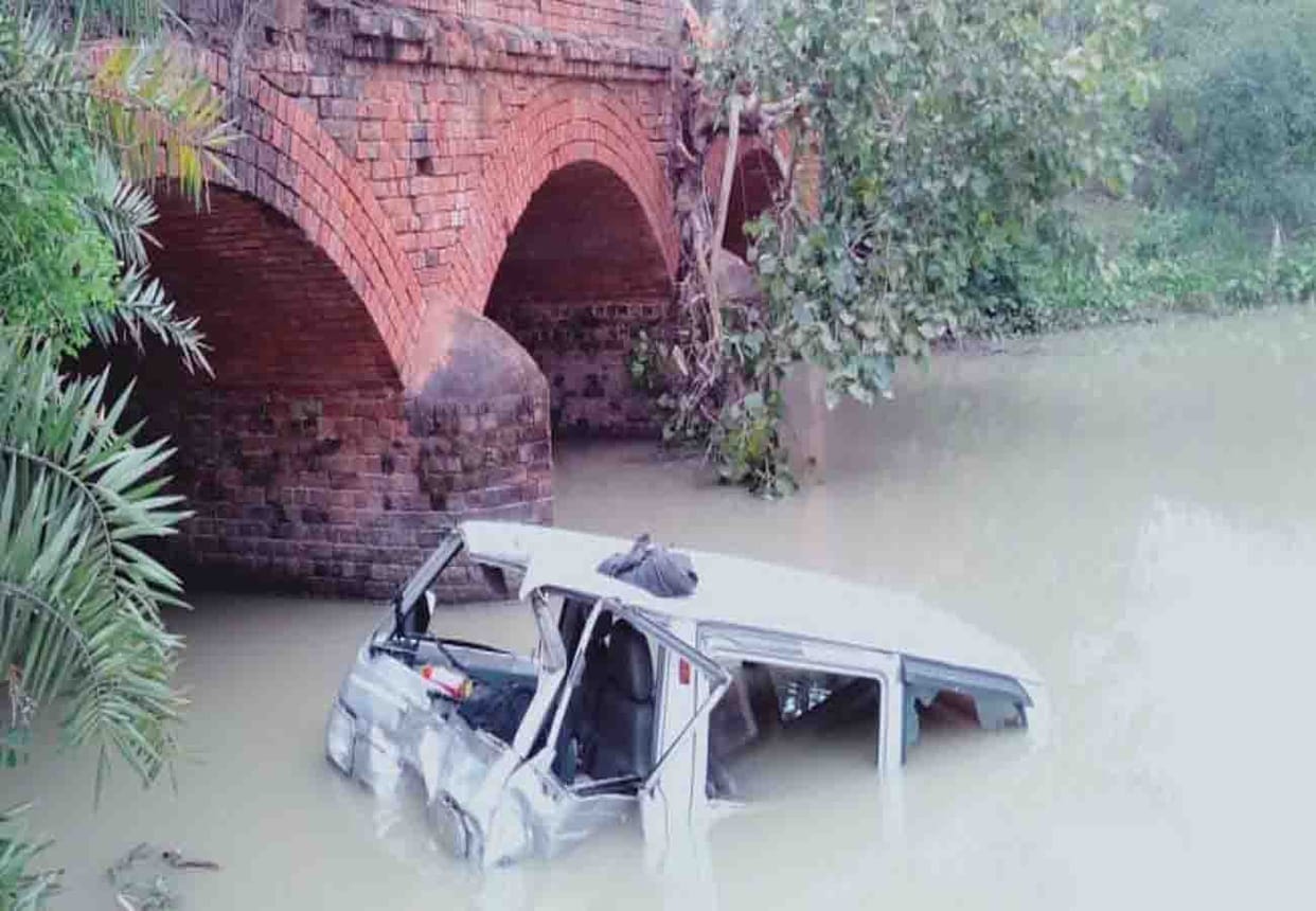 Van submerged in canal in Unnao