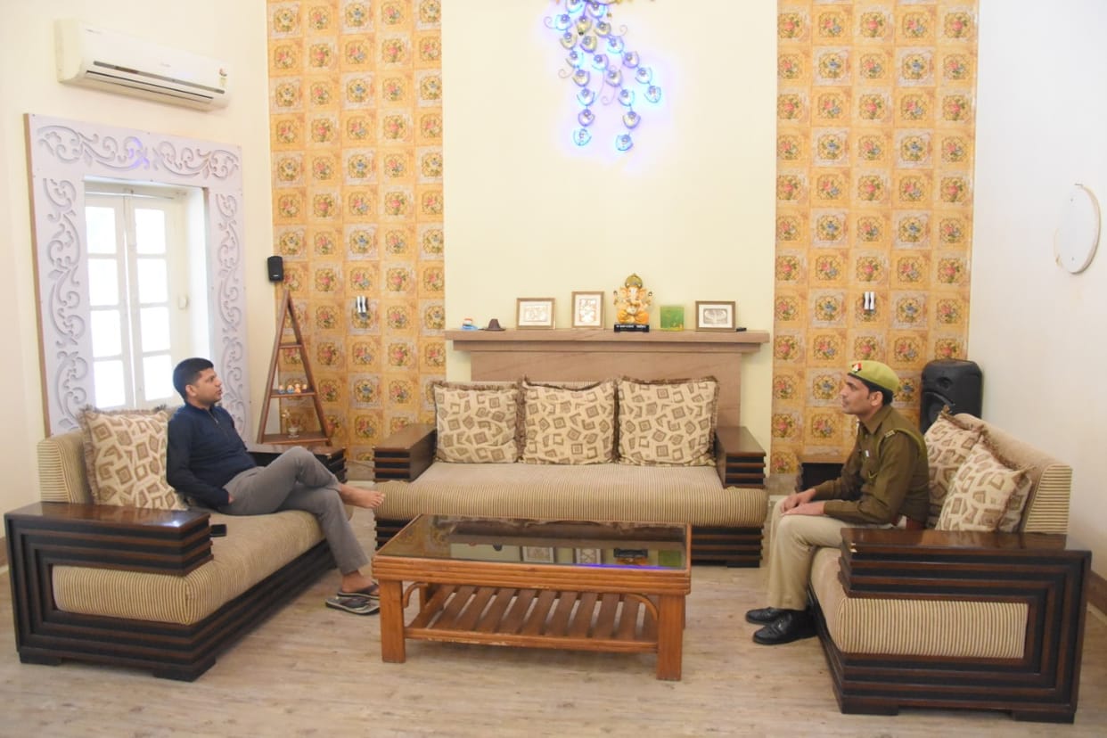 Varanasi SSP Prabhakar Chaudhary met with constable Vinod Yadav