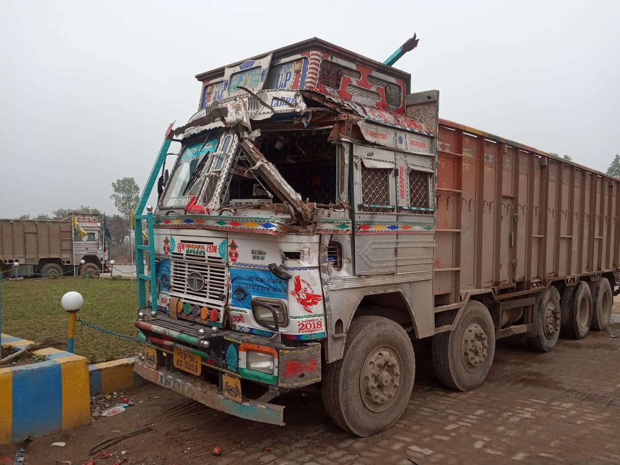 do truck mein takkar