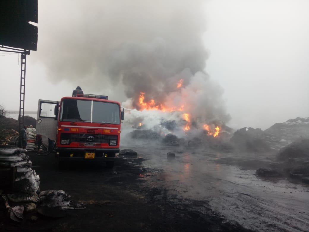 fire in factory, fire brigade came after one hour, tire and jcb burned, fatehabad