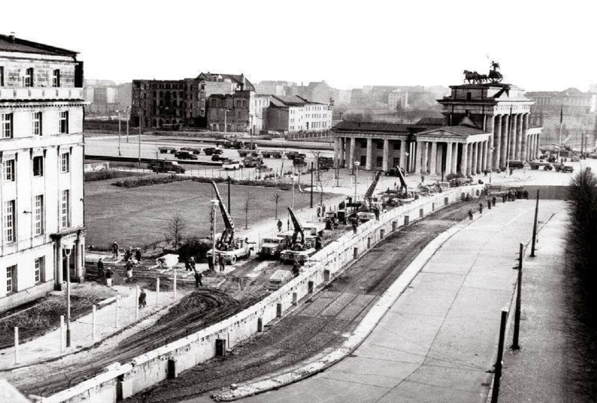 History of Berlin wall that divided germany into two parts in a single night