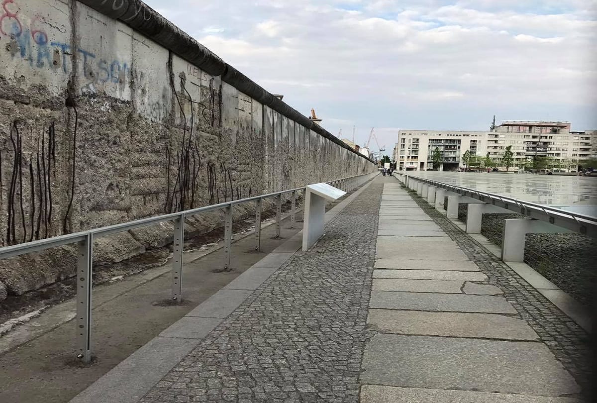 History of Berlin wall that divided germany into two parts in a single night