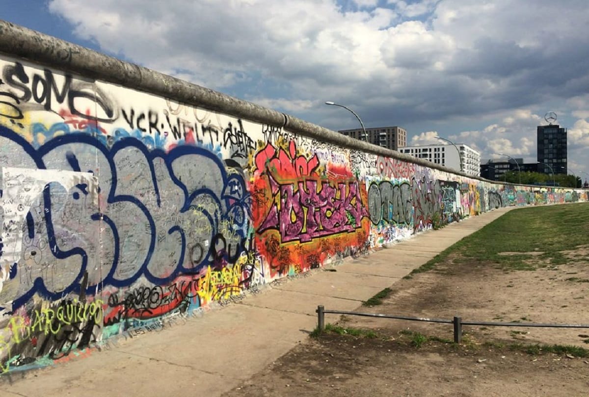 History of Berlin wall that divided germany into two parts in a single night