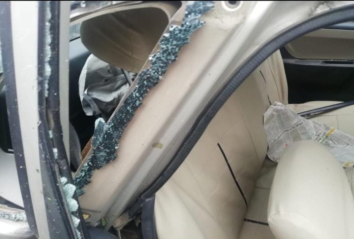 Car crashes due to tire burst on Agra Lucknow expressway in Firozabad