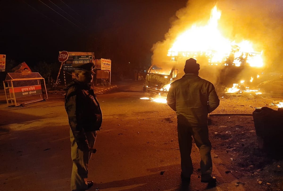 Many person scorched in DCM and car collision fire on both vehicles