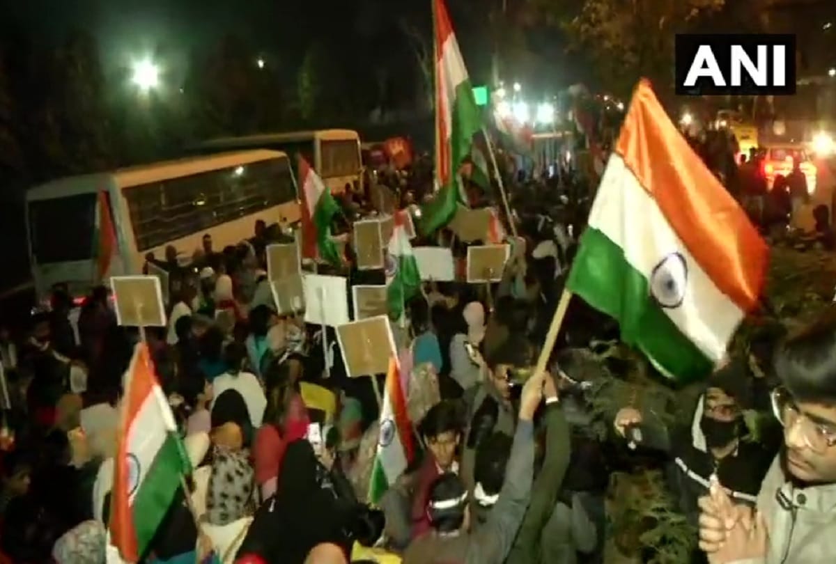 People take out candle march protest against CAA, NCR, NPR outside JMI to Shaheen Bagh