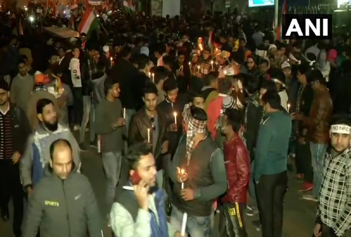 People take out candle march protest against CAA, NCR, NPR outside JMI to Shaheen Bagh
