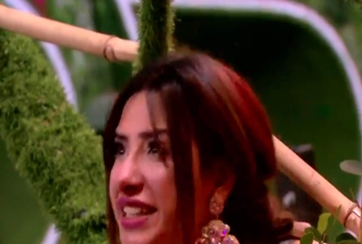 Bigg Boss 13 weekend ka vaar Mahira Sharma Rashami Desai fight in front of Salman Khan