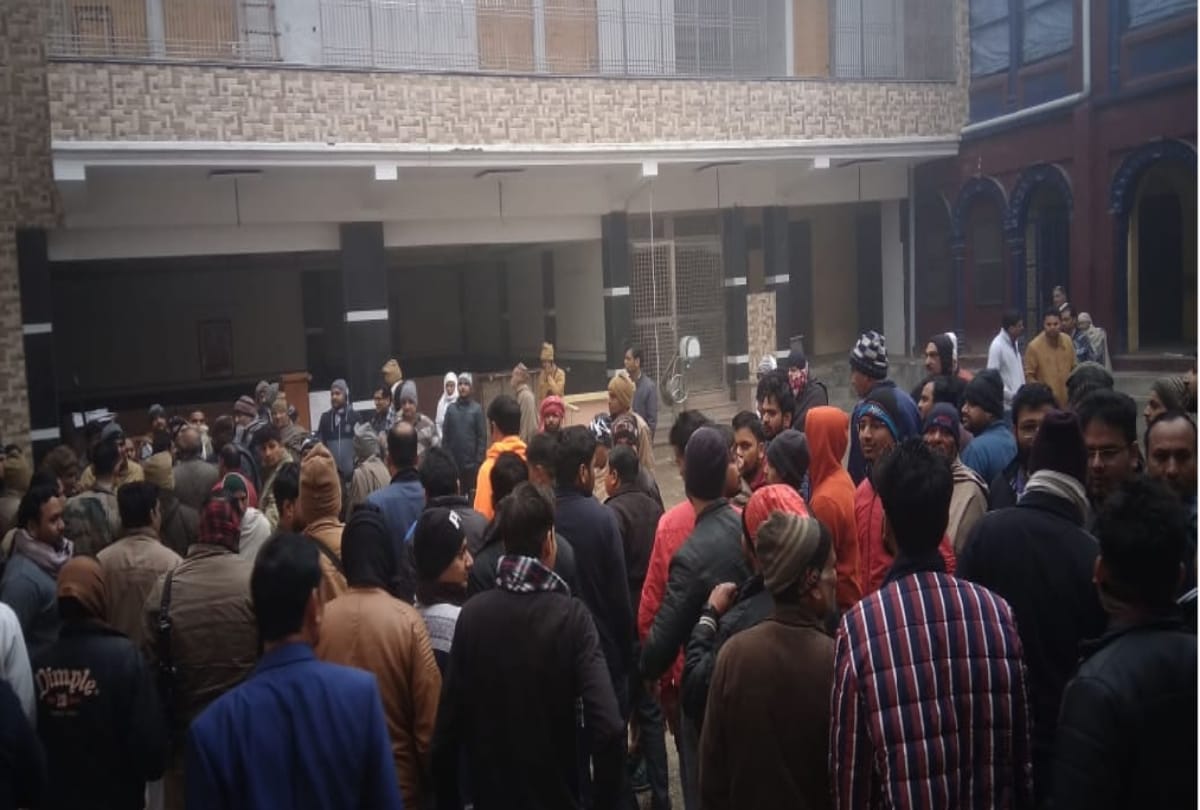 Uproar over throwing meat in the temple premises in Meerut