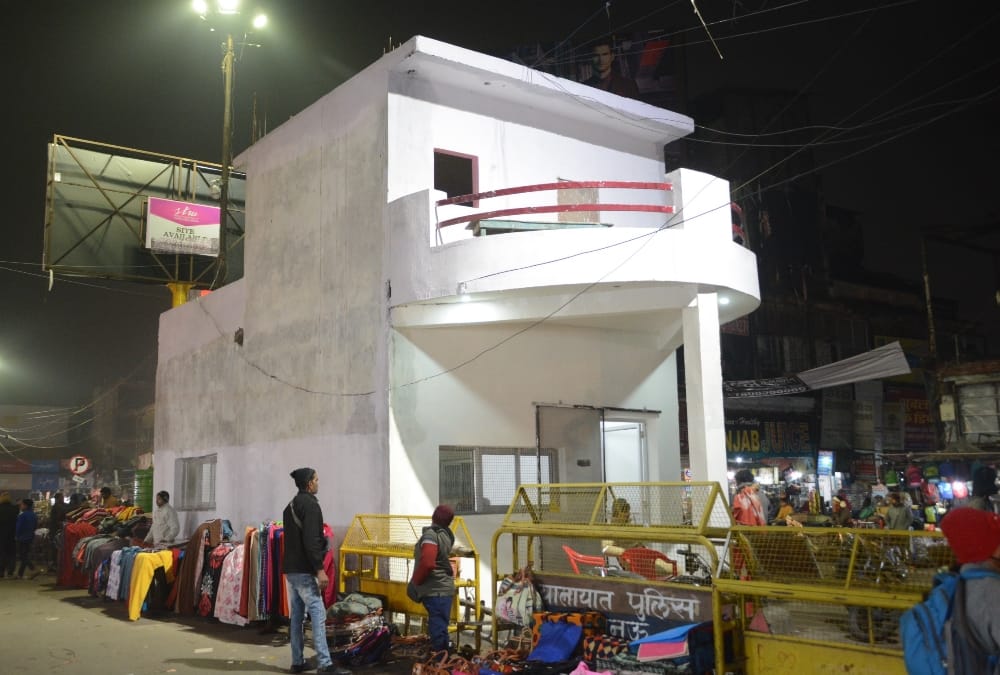 police chowkies are made on footpath and dividers too in lucknow