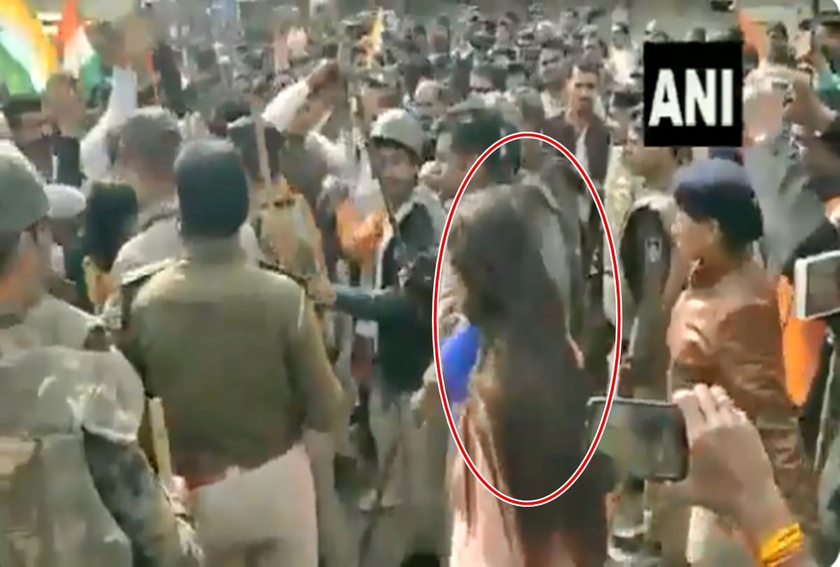 BJP workers demonstration in support of CAA in Rajgarh, MP pulls hair of Deputy Collector
