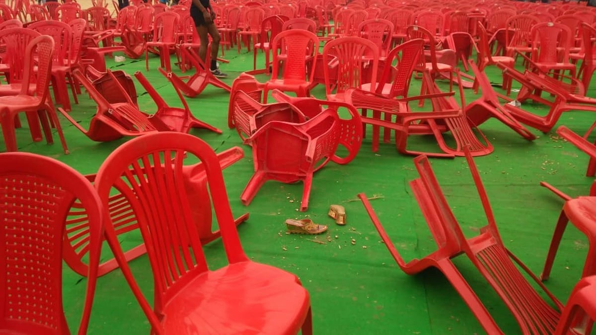 Ruckus and stampede in samajwadi party program half country race in varanasi