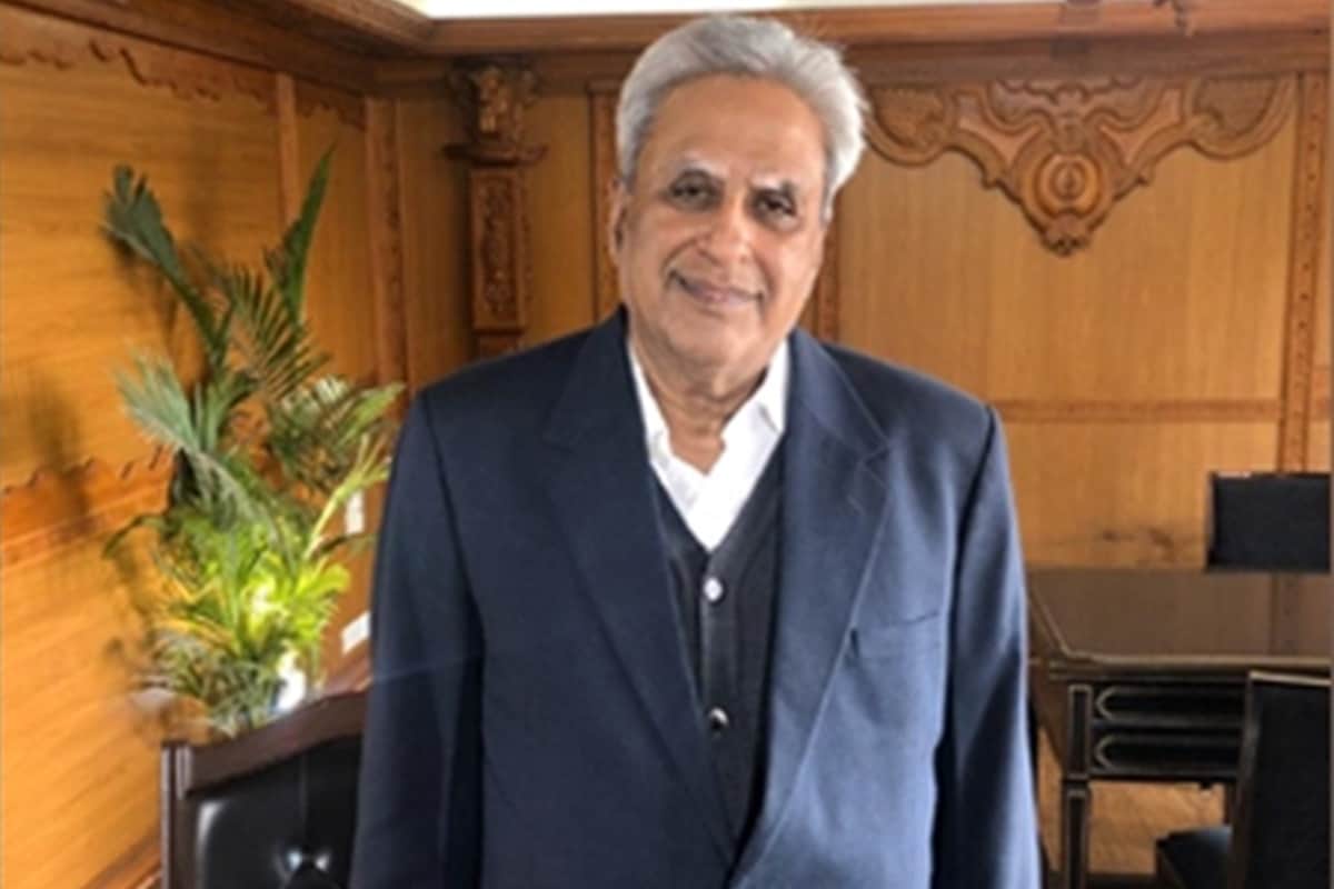 Shashi Tharoor support Naseeruddin Shah and reply to Swaraj Kaushal Anupam Kher