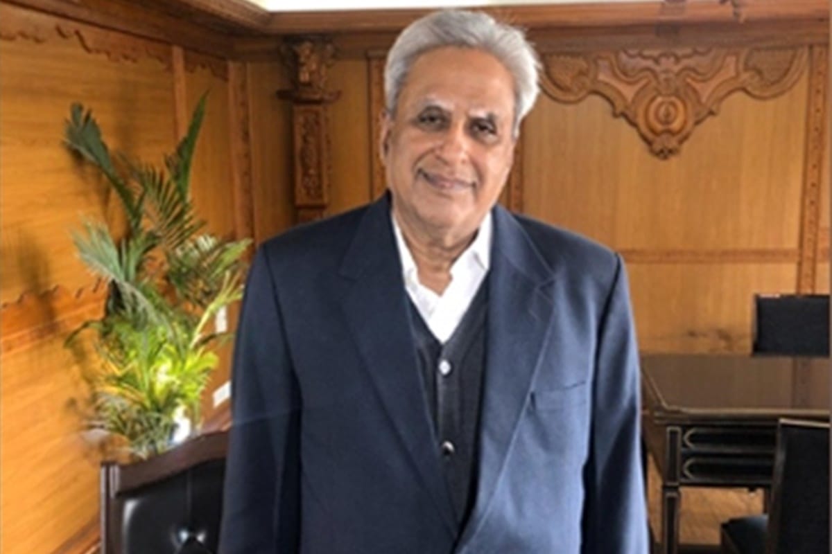 Shashi Tharoor support Naseeruddin Shah and reply to Swaraj Kaushal Anupam Kher