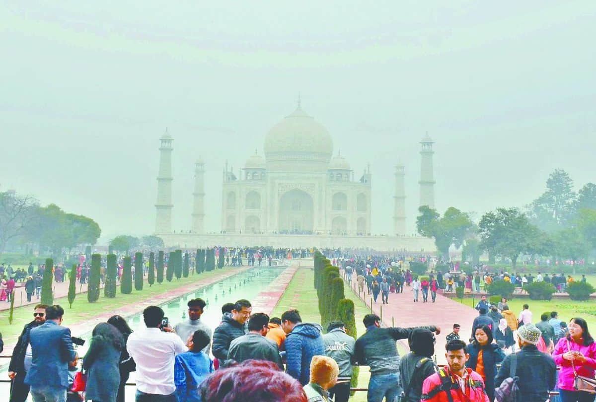number of tourists dropped on weekends at Taj Mahal due to cold