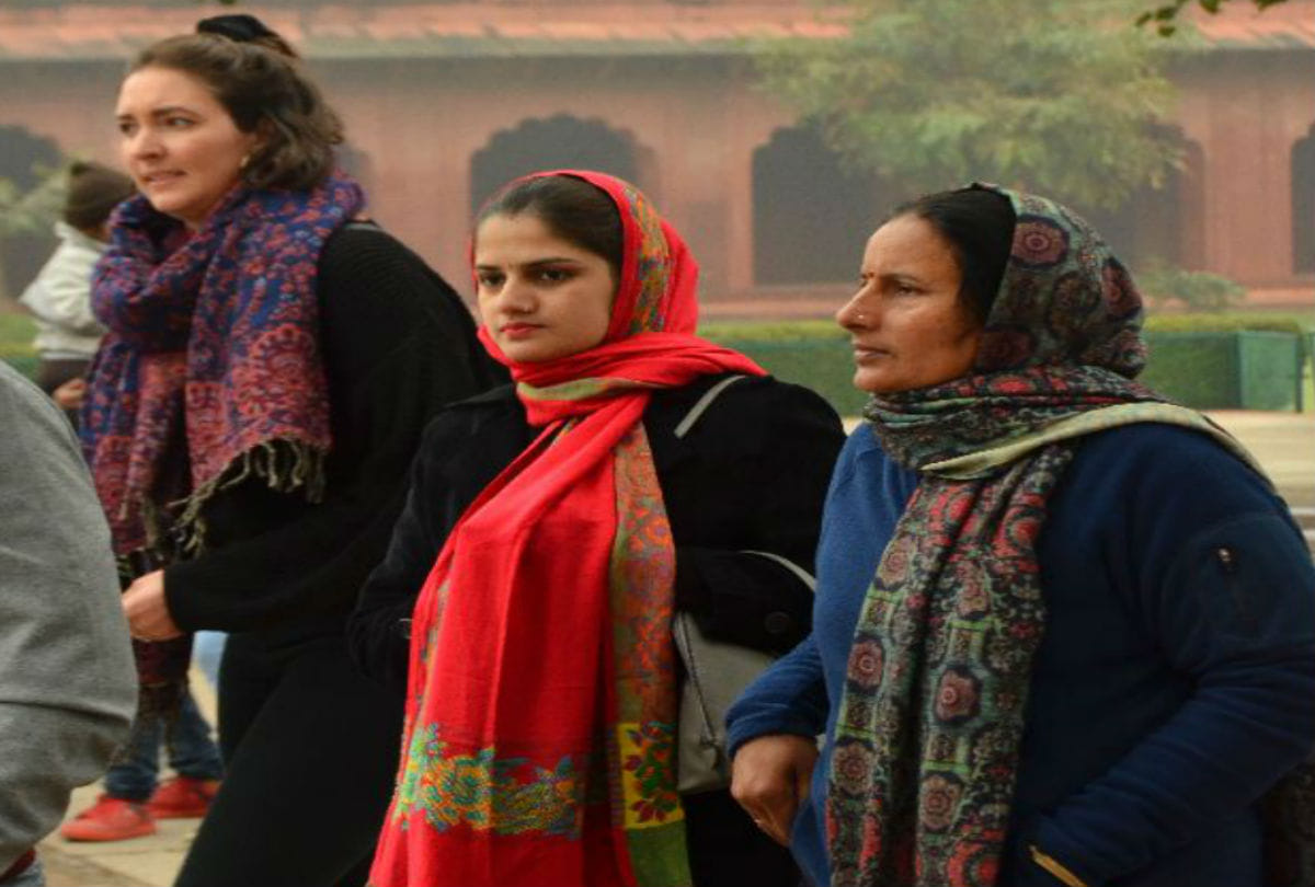 number of tourists dropped on weekends at Taj Mahal due to cold