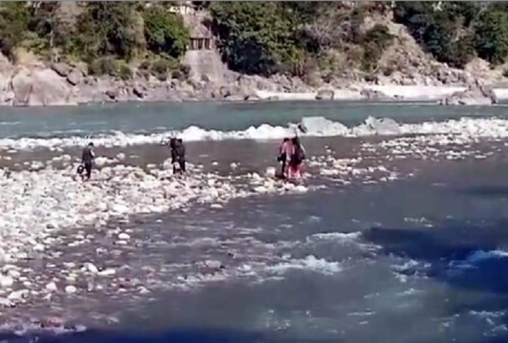 Foreigner And Indian tourists stuck in Goa Beach rishikesh Police rescue and save life
